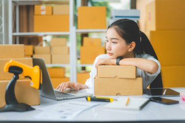 Çevrimiçi küçük işletme sahipleri henüz ulaşmamış siparişleri beklerken üzgün ve sıkılmış durumdalar, Çevrimiçi Perakendeciler. İnternet üzerinden konsept alışverişi