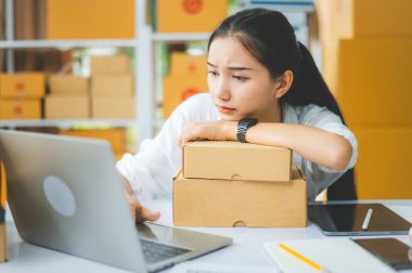 Çevrimiçi küçük işletme sahipleri henüz ulaşmamış siparişleri beklerken üzgün ve sıkılmış durumdalar, Çevrimiçi Perakendeciler. İnternet üzerinden konsept alışverişi