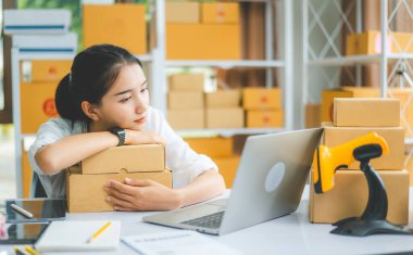 Çevrimiçi küçük işletme sahipleri henüz ulaşmamış siparişleri beklerken üzgün ve sıkılmış durumdalar, Çevrimiçi Perakendeciler. İnternet üzerinden konsept alışverişi