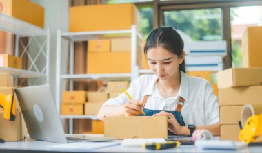 Küçük işletme sahipleri müşterilerine ürün ve ürün götürmek ve siparişleri kontrol etmek için isimlerini ve adreslerini çevrimiçi olarak yazıyorlar.