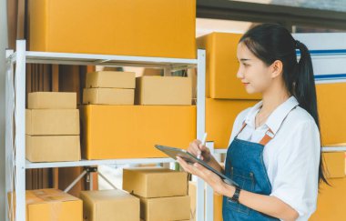 Küçük işletme sahipleri, müşterilerin maliyetlerini hesaplamak veya ürünleri kontrol etmek için çevrimiçi stokları kontrol ederler.