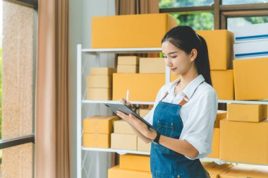 Küçük işletme sahipleri, müşterilerin maliyetlerini hesaplamak veya ürünleri kontrol etmek için çevrimiçi stokları kontrol ederler.