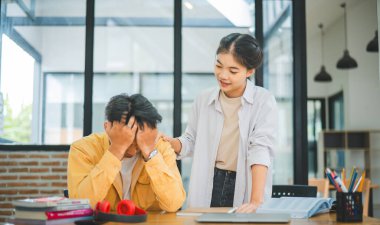 Öğrenci arkadaşlar, hedeflerine ulaşamadıkları, birbirlerine yardım ettikleri için hayal kırıklığına uğrayan arkadaşlarını teselli ediyorlar..
