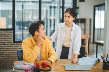 Öğrenci arkadaşlar, hedeflerine ulaşamadıkları, birbirlerine yardım ettikleri için hayal kırıklığına uğrayan arkadaşlarını teselli ediyorlar..