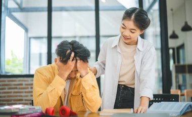 Öğrenci arkadaşlar, hedeflerine ulaşamadıkları, birbirlerine yardım ettikleri için hayal kırıklığına uğrayan arkadaşlarını teselli ediyorlar..