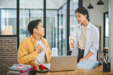 Genç öğrenciler işleri başarısız olduğunda ve hedeflerine ulaşılmadığında kavga ederler. İletişim birbirini anlamaz.