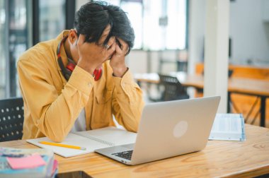 Üniversite öğrencileri yorgun, baş ağrısı ve uykulu hissediyorlar. Uzun süre bilgisayarla çalışmak ya da çalışmak zorunda kaldıktan sonra.