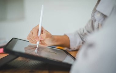 Elinizi kapayın, elinize kalem alın, tableti çizin. İnternette iletişim ve araştırma.