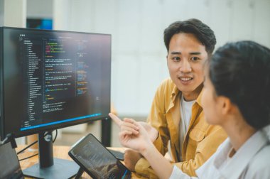 Ekip programcısı yazılım geliştirme, site tasarımı ve teknolojik gelişim için kodlama ve programlama teknolojisinin ilerlemesine odaklanmaktadır.