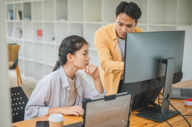 Ekip programcısı yazılım geliştirme, site tasarımı ve teknolojik gelişim için kodlama ve programlama teknolojisinin ilerlemesine odaklanmaktadır.