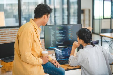 Ekip programcısı yazılım geliştirme, site tasarımı ve teknolojik gelişim için kodlama ve programlama teknolojisinin ilerlemesine odaklanmaktadır.