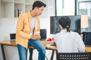 Ekip programcısı yazılım geliştirme, site tasarımı ve teknolojik gelişim için kodlama ve programlama teknolojisinin ilerlemesine odaklanmaktadır.