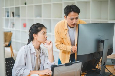 Ekip programcısı yazılım geliştirme, site tasarımı ve teknolojik gelişim için kodlama ve programlama teknolojisinin ilerlemesine odaklanmaktadır.