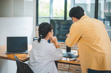 Ekip programcısı yazılım geliştirme, site tasarımı ve teknolojik gelişim için kodlama ve programlama teknolojisinin ilerlemesine odaklanmaktadır.
