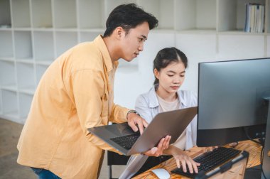 Ekip programcısı yazılım geliştirme, site tasarımı ve teknolojik gelişim için kodlama ve programlama teknolojisinin ilerlemesine odaklanmaktadır.