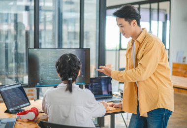 Ekip programcısı yazılım geliştirme, site tasarımı ve teknolojik gelişim için kodlama ve programlama teknolojisinin ilerlemesine odaklanmaktadır.
