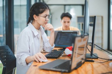 Ekip programcısı yazılım geliştirme, site tasarımı ve teknolojik gelişim için kodlama ve programlama teknolojisinin ilerlemesine odaklanmaktadır.