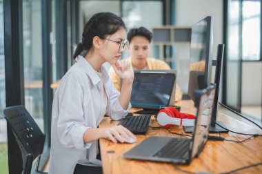 Ekip programcısı yazılım geliştirme, site tasarımı ve teknolojik gelişim için kodlama ve programlama teknolojisinin ilerlemesine odaklanmaktadır.