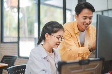 Ekip programcısı yazılım geliştirme, site tasarımı ve teknolojik gelişim için kodlama ve programlama teknolojisinin ilerlemesine odaklanmaktadır.