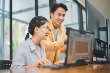 Ekip programcısı yazılım geliştirme, site tasarımı ve teknolojik gelişim için kodlama ve programlama teknolojisinin ilerlemesine odaklanmaktadır.