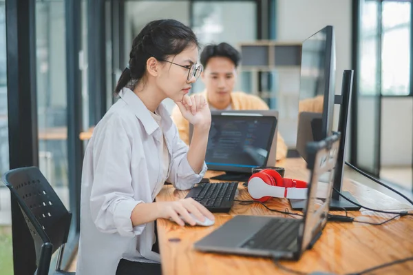 Ekip programcısı yazılım geliştirme, site tasarımı ve teknolojik gelişim için kodlama ve programlama teknolojisinin ilerlemesine odaklanmaktadır.