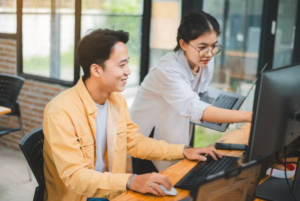 Ekip programcısı yazılım geliştirme, site tasarımı ve teknolojik gelişim için kodlama ve programlama teknolojisinin ilerlemesine odaklanmaktadır.
