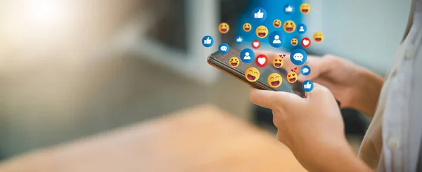 Ruka Hraje Mobilním Telefonu Interakce Sociálních Médií Přijímají Různé Symboly Stock Obrázky