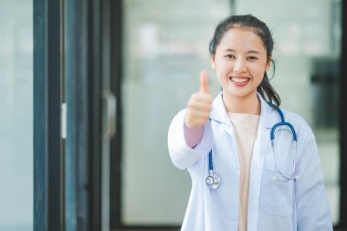 Steteskoplu portre doktoru, hastanelerdeki ya da kliniklerdeki hastalara sağlık hizmeti vermeye hazır..