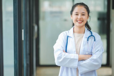 Steteskoplu portre doktoru, hastanelerdeki ya da kliniklerdeki hastalara sağlık hizmeti vermeye hazır..