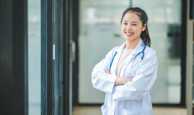 Steteskoplu portre doktoru, hastanelerdeki ya da kliniklerdeki hastalara sağlık hizmeti vermeye hazır..