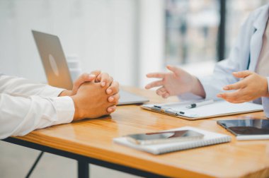 Doktorlar hastanın semptomlarını araştırıyor, fiziksel muayenenin sonuçlarını bildiriyor, ve tedavi ve sağlık hizmetleri öneriyor..