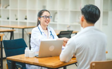 Doktor ve hastanın el sıkışması ilk toplantıya hoş geldiniz. Sağlığı daha iyi olan hastaları tebrik ediyorum..