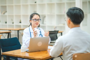 Doktorlar hastanın semptomlarını araştırıyor, fiziksel muayenenin sonuçlarını bildiriyor, ve tedavi ve sağlık hizmetleri öneriyor..