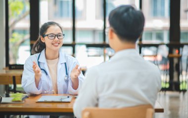 Doktorlar hastanın semptomlarını araştırıyor, fiziksel muayenenin sonuçlarını bildiriyor, ve tedavi ve sağlık hizmetleri öneriyor..