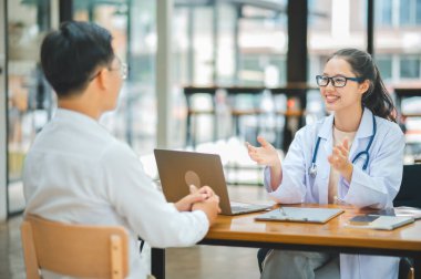 Doktorlar hastanın semptomlarını araştırıyor, fiziksel muayenenin sonuçlarını bildiriyor, ve tedavi ve sağlık hizmetleri öneriyor..