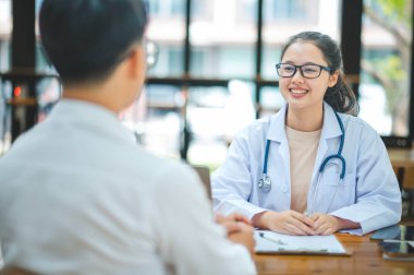 Doktorlar hastanın semptomlarını araştırıyor, fiziksel muayenenin sonuçlarını bildiriyor, ve tedavi ve sağlık hizmetleri öneriyor..