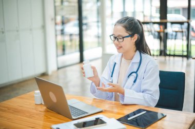 Doktorlar hastalara çevrimiçi video üzerinden danışmanlık yapıyor, onları fiziksel muayene sonuçları hakkında bilgilendiriyor ve tedavi ve sağlık hizmetleri öneriyor.