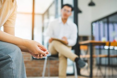 Psikolog, akıl sağlığı sorunları olan bir hastanın sorununu dinliyor, tedavi için bir hasta, sevgi ve aile sorunlarını teşvik ediyor, bipolar, depresif hastalar intiharı önlüyor