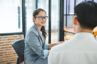 Psikolog, akıl sağlığı sorunları olan bir hastanın sorununu dinliyor, tedavi için bir hasta, sevgi ve aile sorunlarını teşvik ediyor, bipolar, depresif hastalar intiharı önlüyor