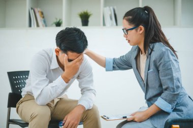 Psikolog, akıl sağlığı sorunları olan bir hastanın sorununu dinliyor, tedavi için bir hasta, sevgi ve aile sorunlarını teşvik ediyor, bipolar, depresif hastalar intiharı önlüyor
