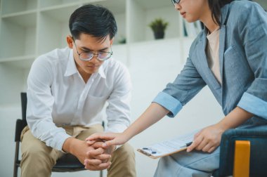 Psikolog, akıl sağlığı sorunları olan bir hastanın sorununu dinliyor, tedavi için bir hasta, sevgi ve aile sorunlarını teşvik ediyor, bipolar, depresif hastalar intiharı önlüyor