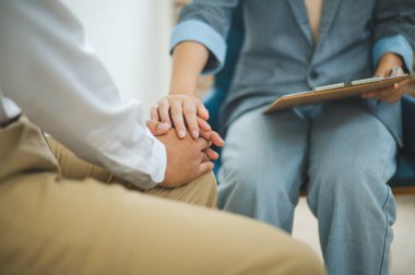 Psikolog, akıl sağlığı sorunları olan bir hastanın sorununu dinliyor, tedavi için bir hasta, sevgi ve aile sorunlarını teşvik ediyor, bipolar, depresif hastalar intiharı önlüyor