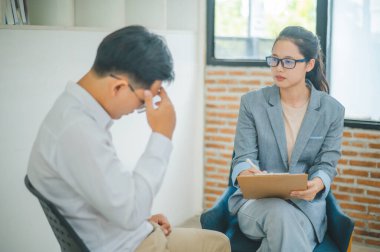 Psikolog, akıl sağlığı sorunları olan bir hastanın sorununu dinliyor, tedavi için bir hasta, sevgi ve aile sorunlarını teşvik ediyor, bipolar, depresif hastalar intiharı önlüyor