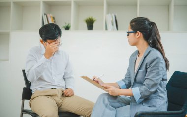 Psikolog, akıl sağlığı sorunları olan bir hastanın sorununu dinliyor, tedavi için bir hasta, sevgi ve aile sorunlarını teşvik ediyor, bipolar, depresif hastalar intiharı önlüyor