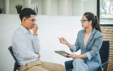 Psikolog, akıl sağlığı sorunları olan bir hastanın sorununu dinliyor, tedavi için bir hasta, sevgi ve aile sorunlarını teşvik ediyor, bipolar, depresif hastalar intiharı önlüyor