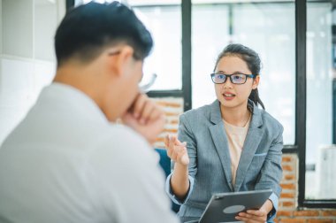 Psikolog, akıl sağlığı sorunları olan bir hastanın sorununu dinliyor, tedavi için bir hasta, sevgi ve aile sorunlarını teşvik ediyor, bipolar, depresif hastalar intiharı önlüyor