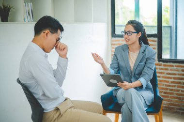 Psikolog, akıl sağlığı sorunları olan bir hastanın sorununu dinliyor, tedavi için bir hasta, sevgi ve aile sorunlarını teşvik ediyor, bipolar, depresif hastalar intiharı önlüyor