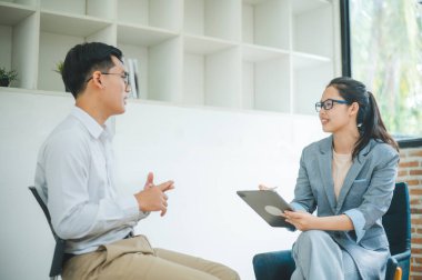 Psikolog, akıl sağlığı sorunları olan bir hastanın sorununu dinliyor, tedavi için bir hasta, sevgi ve aile sorunlarını teşvik ediyor, bipolar, depresif hastalar intiharı önlüyor