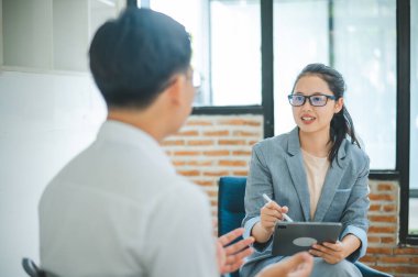 Psikolog, akıl sağlığı sorunları olan bir hastanın sorununu dinliyor, tedavi için bir hasta, sevgi ve aile sorunlarını teşvik ediyor, bipolar, depresif hastalar intiharı önlüyor