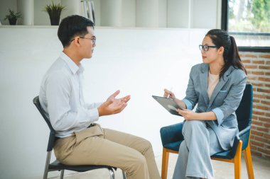 Psikolog, akıl sağlığı sorunları olan bir hastanın sorununu dinliyor, tedavi için bir hasta, sevgi ve aile sorunlarını teşvik ediyor, bipolar, depresif hastalar intiharı önlüyor